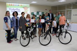 Participantes do projeto "Trabalho Infantil n&atilde;o &eacute; brinquedo" s&atilde;o premiados
