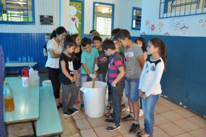 Escola ensina reaproveitar &oacute;leo de cozinha para fazer sab&atilde;o
