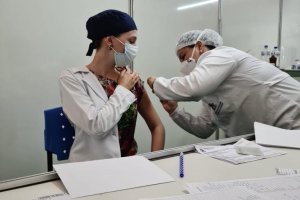 Inicia vacina&ccedil;&atilde;o dos profissionais de sa&uacute;de