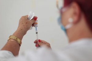 Tem segunda dose da Coronavac de hoje até quarta-feira