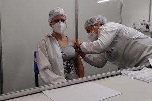 Mais vacina para segunda dose e reforço dos profissionais de Saúde