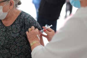 S&aacute;bado tem vacina para 45 a 52 anos, com comorbidades
