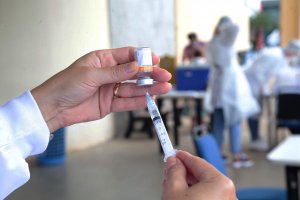 Vacina&ccedil;&atilde;o ser&aacute; para 70 anos, na ter&ccedil;a, e 69, na quarta-feira