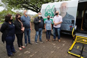 Administração entrega van adaptada para atender idosos