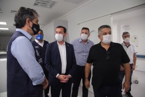 Secret&aacute;rio da Sa&uacute;de diz que prioridade &eacute; abrir leitos e melhorar processos