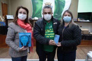 Secretaria de Educa&ccedil;&atilde;o entrega 480 celulares para qualificar ensino nas escolas