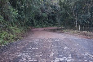 Obras no acesso da Trilha do Pitoco s&atilde;o retomadas e motoristas precisam usar trajeto alternativo