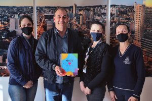 Col&eacute;gio de Chapec&oacute; apresenta projeto da �Causa Animal� &agrave; Administra&ccedil;&atilde;o