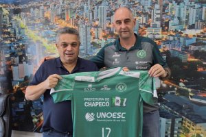 Prefeito recebe camisa do acesso do voleibol de Chapecó