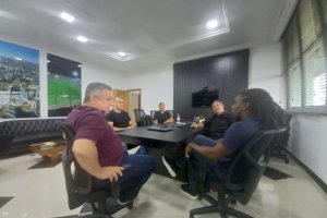 Prefeito de Chapec&oacute; recebe ex-jogadores Tinga e Nen&eacute;n