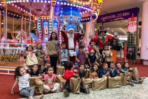 Papai Noel recebe crianças do CEIM Cristo Rei para café da manhã no shopping