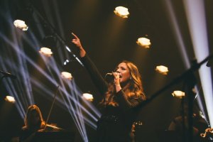 Noite de Gratidão na Arena Condá terá Show com Gabriela Rocha