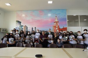 Prefeito recebe equipe de rob&oacute;tica do Bom Pastor, que tem t&iacute;tulos internacionais