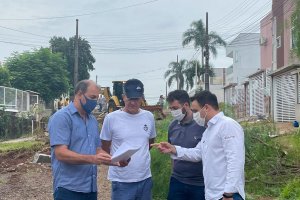 Prefeito em exerc&iacute;cio visita obras em Chapec&oacute;