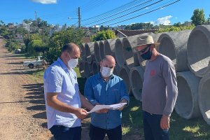 Prefeito em exerc&iacute;cio visita obras na rua 14 de Agosto