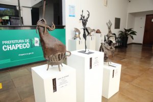 Exposi&ccedil;&atilde;o itinerante Paulo de Siqueira &eacute; exibida na Prefeitura de Chapec&oacute;