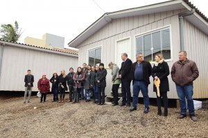 Fam&iacute;lias realocadas do campo do Esplanada recebem chave das casas novas