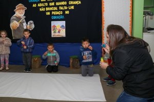 Crian&ccedil;as do CEIM Brincar e Crescer aprendem arte brincando