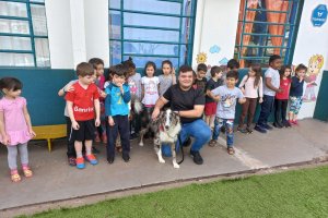 Crian&ccedil;as aprendem sobre cuidados com os animais