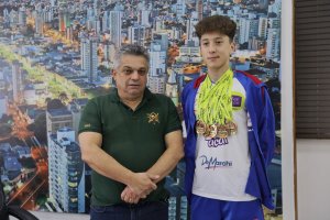 Prefeito recebe atleta destaque da nata&ccedil;&atilde;o chapecoense