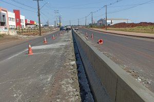 Barreira New Jersey est&aacute; sendo constru&iacute;da na Avenida Leopoldo Sander