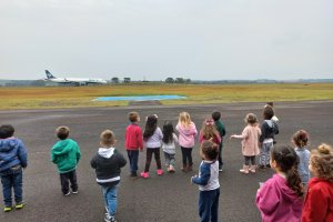 Crian&ccedil;as do CEIM Alegria do Saber conhecem aeroporto municipal