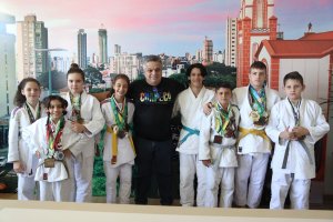 Prefeito recebe judocas destaque do Programa Atleta do Futuro