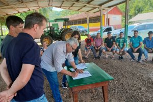 Prefeitura entrega patrulha agr&iacute;cola para comunidade de Rodeio Bonito