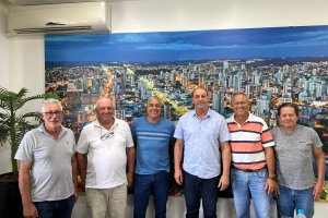 Prefeito em exerc&iacute;cio recebe integrantes do Conselho Comunit&aacute;rio do Bairro Santa Maria