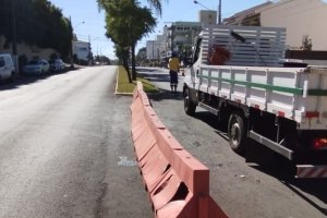 Prefeitura fecha retornos na Rua Uruguai para melhorar o tr&acirc;nsito