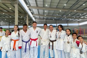 Fam&iacute;lia que treina unida permanece no Karat&ecirc;