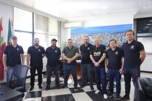 Prefeito recebe equipe de futebol de base