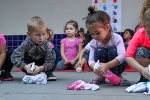 Crian&ccedil;as do CEIM Orac&iacute;lio Costella produzem camiseta Tie Dye
