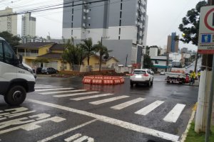 Prefeitura instala r&oacute;tula provis&oacute;ria na esquina da Curitiba com Lauro M&uuml;ller