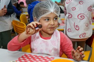 Crian&ccedil;as do CEIM Juliana preparam brigadeiro saud&aacute;vel
