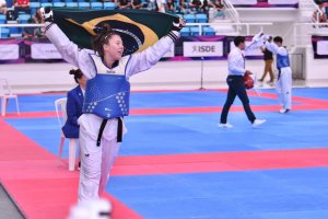 Atleta de Chapec&oacute; &eacute; campe&atilde; mundial de Taekwondo