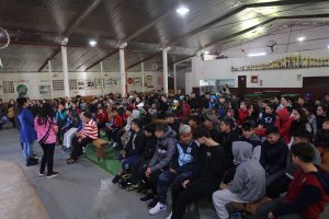 Prefeitura entrega chuteiras para projeto social no Bormann