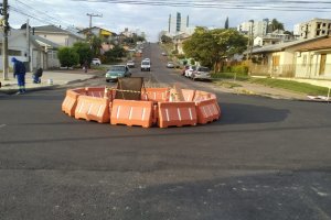 Prefeitura instala r&oacute;tula na rua Cond&aacute;