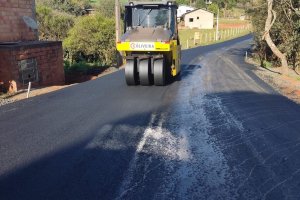 Pavimenta&ccedil;&atilde;o rural &eacute; conclu&iacute;da no Passo dos Ferreira