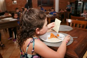 Crian&ccedil;as do CEIM Le&atilde;ozinho desbravam o mundo da escrita e n&uacute;meros em aventura gastron&ocirc;mica 