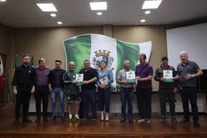 Prefeitura entrega lotes urbanos regularizados para famílias chapecoenses