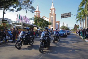 Desfile marca anivers&aacute;rio de 106 anos de Chapec&oacute;