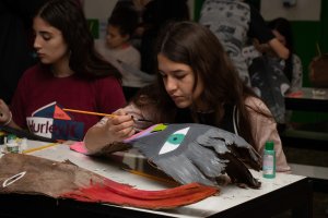 Alunos confeccionam m&aacute;scaras em folhas de coqueiro