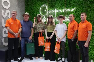 Cooperado Cresol assina contrato da Finep durante Efapi 2023