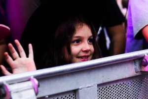 Look da Boiadeira: inspirados, os fãs da cantora sertaneja encheram as ruas da feira 