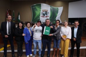 Programa Lar Legal entrega títulos para 74 famílias de Chapecó
