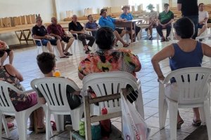 Idosos são orientados sobre vagas de estacionamento