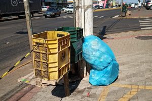Moradores do bairro Efapi recebem orientações sobre descarte correto do lixo
