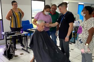 Ação Social: acolhidos da Casa de Passagem cortam cabelo e barba