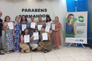 Oportuniza Chapec&oacute; entrega certificados para alunos de costura e assistente administrativo